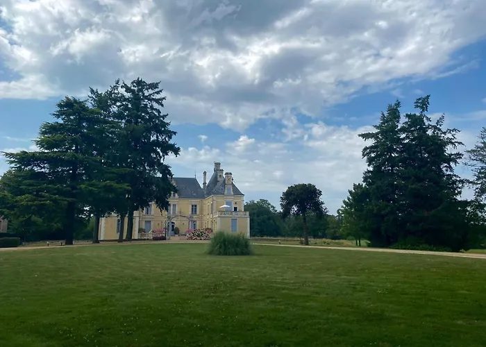 Dans Chateau Exceptionnel Les Forges (Deux-Sevres)